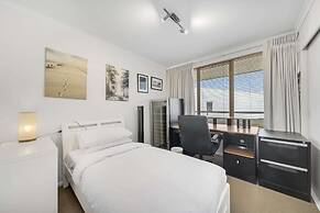 Bright 2-bed With Private Balcony