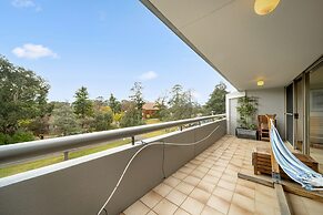 Bright 2-bed With Private Balcony