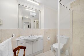 Bright 2-bed With Private Balcony