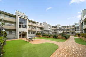 Bright 2-bed With Private Balcony
