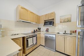 Bright 2-bed With Private Balcony