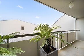 Bright 2-bed With Private Balcony