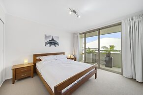 Bright 2-bed With Private Balcony