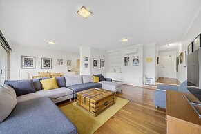 Bright 2-bed With Private Balcony