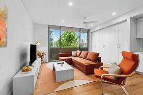 Central Art-filled 2 Beds With Balcony Aircon