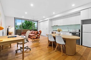 Central Art-filled 2 Beds With Balcony Aircon