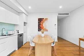 Central Art-filled 2 Beds With Balcony Aircon
