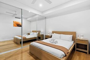 Central Art-filled 2 Beds With Balcony Aircon