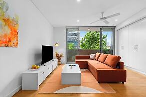 Central Art-filled 2 Beds With Balcony Aircon