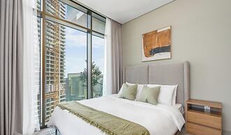 Luxury 2BR in Peninsula One by Bespoke