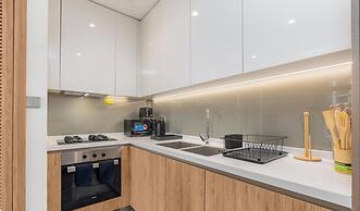 Luxury 2BR in Peninsula One by Bespoke