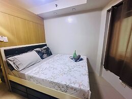 Ritzy Pasay Getaway - Entire Apartment for Rent