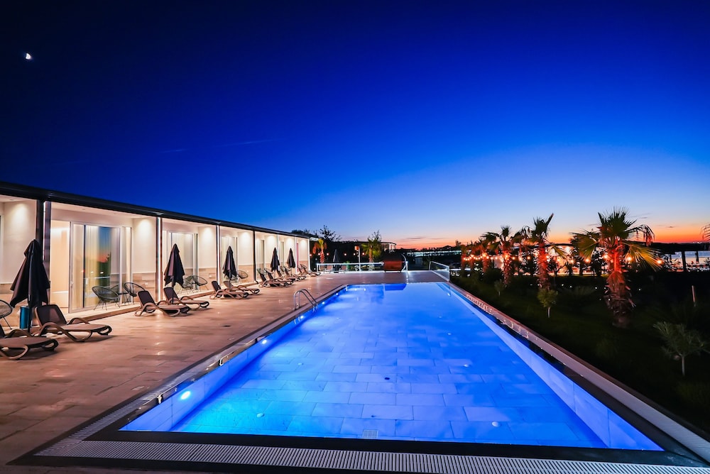 Lumeris lakeview Suites and SPA