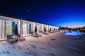 Lumeris lakeview Suites and SPA