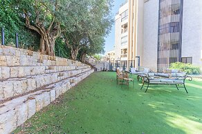 GlassHaus Rooftop 2-BR & Pool in Ghazir