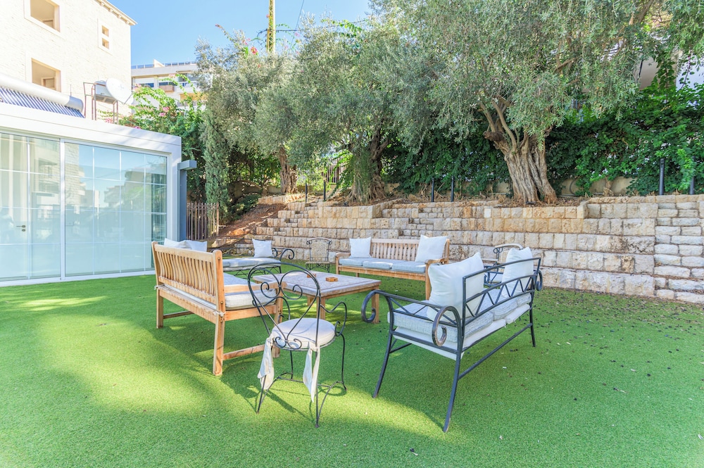GlassHaus Rooftop 2-BR & Pool in Ghazir