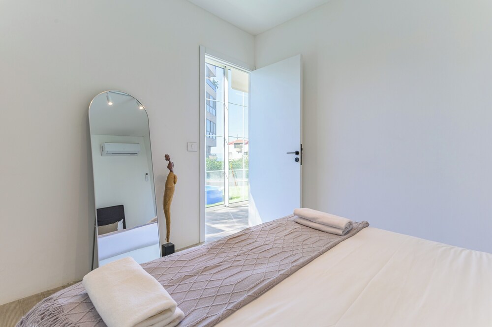 GlassHaus Rooftop 2-BR & Pool in Ghazir