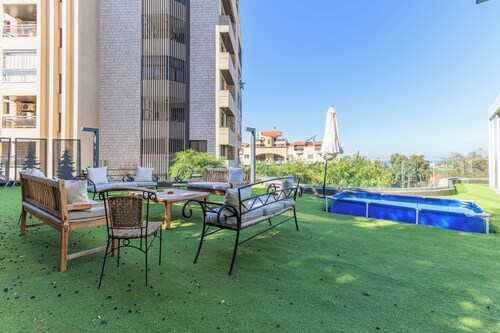 GlassHaus Rooftop 2-BR & Pool in Ghazir