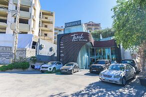 GlassHaus Rooftop 2-BR & Pool in Ghazir
