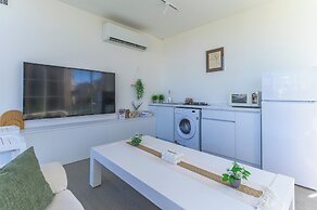 GlassHaus Rooftop 2-BR & Pool in Ghazir