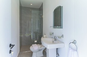 GlassHaus Rooftop 2-BR & Pool in Ghazir