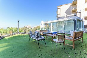 GlassHaus Rooftop 2-BR & Pool in Ghazir