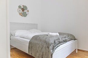 Beautiful 2BR Apartment Near Rennweg