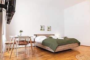 Beautiful 2BR Apartment Near Rennweg