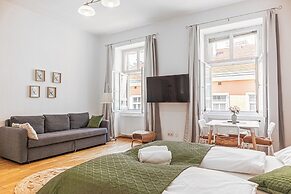 Beautiful 2BR Apartment Near Rennweg
