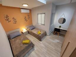 Modern 3BR Apt With Large Balcony