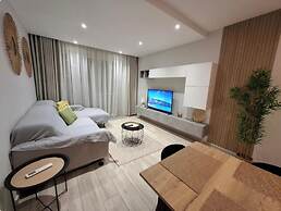 Modern 3BR Apt With Large Balcony