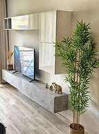 Modern 3BR Apt With Large Balcony