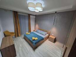 Modern 3BR Apt With Large Balcony