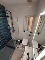 Modern 3BR Apt With Large Balcony