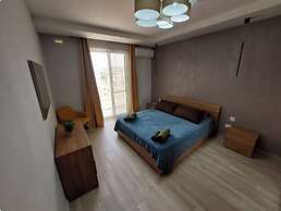 Modern 3BR Apt With Large Balcony