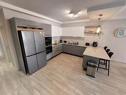 Modern 3BR Apt With Large Balcony