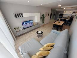 Modern 3BR Apt With Large Balcony