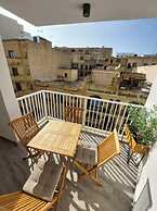 Modern 3BR Apt With Large Balcony