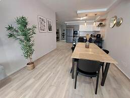 Modern 3BR Apt With Large Balcony