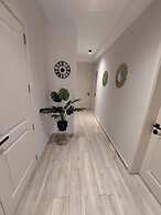 Modern 3BR Apt With Large Balcony