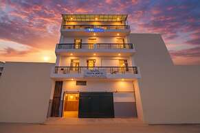 Fabhotel Hazel Town House