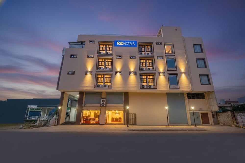 Fabhotel Family Inn