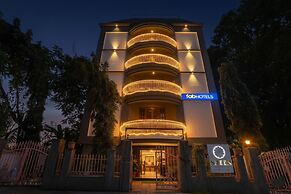 Fabhotel Sheen Residences