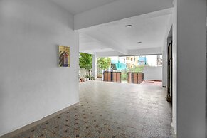 Fabhotel Pavis Inn