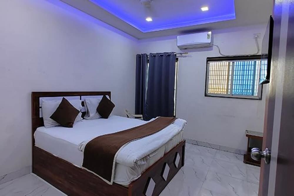 Fabhotel The Royal Inn