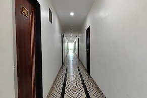 Fabhotel The Royal Inn