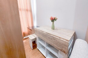 Restful And Cozy Studio At Transpark Bintaro Apartment