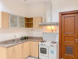 Spacious 2Br With Mall Access At Bellezza Apartment