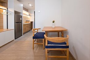 Wooden Tone Studio At At Collins Boulevard Apartment