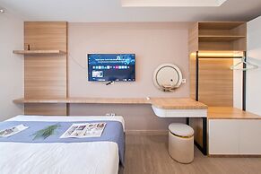 Wooden Tone Studio At At Collins Boulevard Apartment